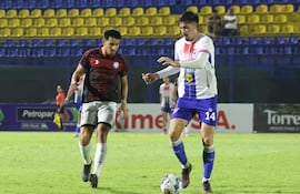El zaguero del 3 de Noviembre, Jorge Augusto Trinidad maneja el balón ante la presión del delantero de Guaireña FC, Agustín Muñoz. (Foto: (Foto: @IntermediaAPF))