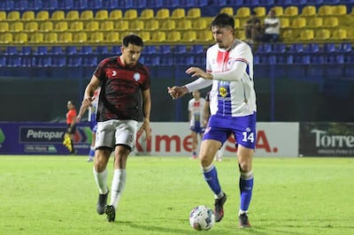 El zaguero del 3 de Noviembre, Jorge Augusto Trinidad maneja el balón ante la presión del delantero de Guaireña FC, Agustín Muñoz. (Foto: (Foto: @IntermediaAPF))