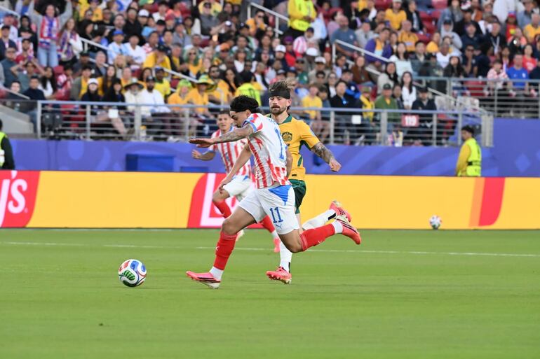 En su primera intervención en el partido, el volante ofensivo Maurício Magalhães Prado buscó el remate de larga distancia que encontró bien posicionado a Patrick Beach.