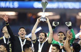 INGLEWOOD, CALIFORNIA - MARCH 23: Raul Jimenez #9 of Mexico raises the trophy after a 2-1 victory over Panama at the CONCACAF Nations League at SoFi Stadium on March 23, 2025 in Inglewood, California. Luiza Moraes/Getty Images/AFP (Photo by Luiza Moraes / GETTY IMAGES NORTH AMERICA / Getty Images via AFP)