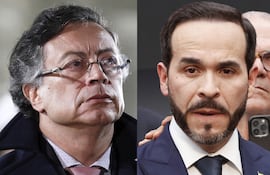 El presidente saliente de Colombia, Gustavo Petro (i) y su sucesor, Abelardo de la Espriella.