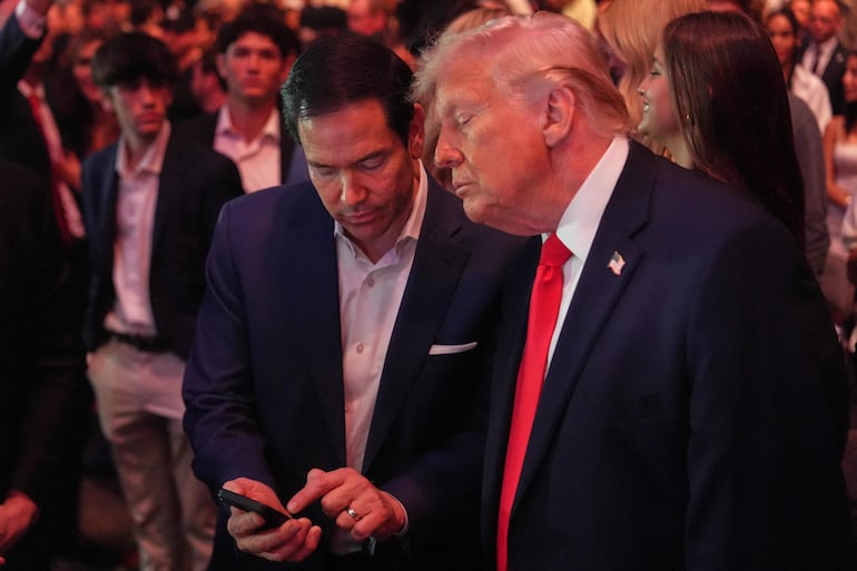 El presidente de Estados Unidos, Donald Trump (D) y secretario de Estado, Marco Rubio. 