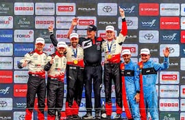 Podio final del Delfi Rally de Estonia 2026. Sami Pajari y Marko Salminen (centro) celebran la victoria junto a Juha Kankkunen, del Toyota Gazoo Racing, acompañados por Oliver Solverg y Elliott Edmondson (izquierda) y Adrien Fourmaux y Alexandre Coria.