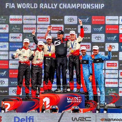 Podio final del Delfi Rally de Estonia 2026. Sami Pajari y Marko Salminen (centro) celebran la victoria junto a Juha Kankkunen, del Toyota Gazoo Racing, acompañados por Oliver Solverg y Elliott Edmondson (izquierda) y Adrien Fourmaux y Alexandre Coria.