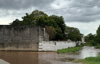 Esquina de Darío Gómez Serrato y Teniente Raúl Campos, una de las intersecciones donde Nenecho prometió intervenir, inundada.