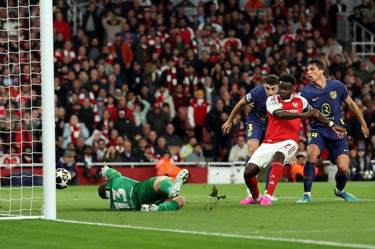 El centrocampista inglés del Arsenal, Bukayo Saka, marca el primer gol del equipo durante el partido de vuelta de las semifinales de la UEFA Champions League entre el Arsenal y el Atlético de Madrid en el estadio Emirates, en el norte de Londresm