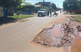 Enormes baches causados por caños rotos de la ESSAP.