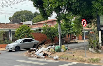 Vertedero irregular en la esquina de Vicepresidente Sánchez y Cerro Corá, Ciudad Nueva, Asunción.