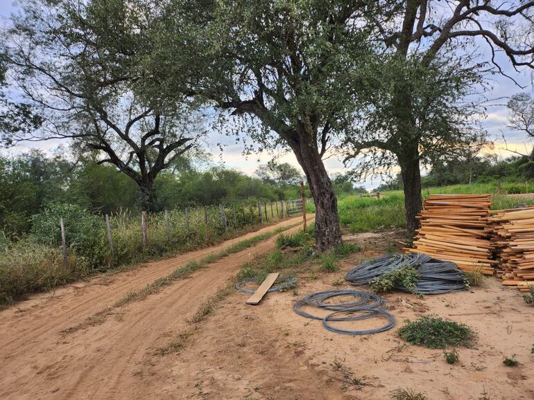 Un montículo de maderea que estaba dispuesta para delimitar el predio.