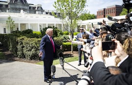 WASHINGTON (United States), 16/04/2026.- US President Donald Trump speaks to members of the media on the South Lawn of the White House before departing on Marine One, in Washington, DC, USA, 16 April 2026. President Trump is traveling to Las Vegas, Nevada, for an event highlighting Republican tax policies after the 15 April tax deadline. EFE/EPA/GRAEME SLOAN / POOL