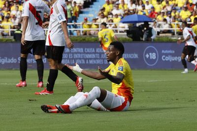 Jhon Durán de Colombia reacciona este viernes, en un partido por las eliminatorias sudamericanas para el Mundial 2026 entre las selecciones de Colombia y Perú en el estadio Metropolitano en Barranquilla (Colombia).
