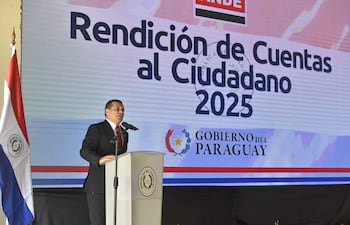 El titular de la ANDE, Ing. Félix Sosa, durante la rendición de cuentas al ciudadano.