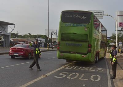 La Caminera empezará a multar a quienes no respeten el carril exclusivo para buses.