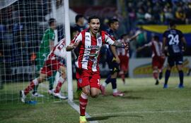 El delantero Osvaldo Argüello celebra el tanto que le dio el triunfo a Benjamín Aceval sobre el 12 de Junio de Villa Hayes, en el clásico chaqueño, por la séptima ronda del torneo de la División Intermedia. (Foto: @IntermediaAPF)