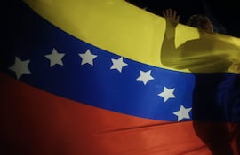 Fotografía de una bandera de Venezuela durante una protesta tras las elecciones presidenciales del domingo. El Consejo Nacional Electoral (CNE) dio como ganador a Nicolás Maduro, pero la oposición sostiene que la derrota del oficialismo es arrasadora y piden que se muestren las actas.