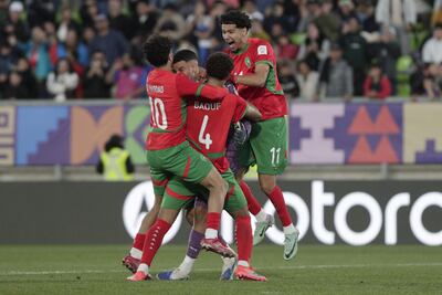 Jugadores de Marruecos celebran este miércoles, tras ganar un partido de las semifinales de la Copa del Mundo Sub-20 contra Francia en el estadio Elias Figueroa Brander en Valparaíso (Chile).