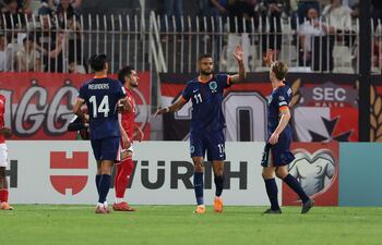 Cody Gakpo (C) de Países Bajos celebra con sus compañeros tras anotar el gol del 0-1 durante el partido de fútbol de las Clasificatorias UEFA para la Copa Mundial de la FIFA 2026 entre Malta y Países Bajos en Ta' Qali, Malta.