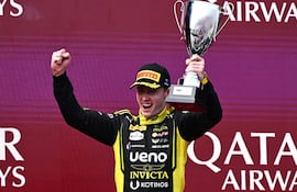 El paraguayo Joshua Duerksen, piloto de la escudería británica Invicta Racing, celebra la victoria en la carrera sprint de la primera fecha de la temporada 2026 de la Fórmula 2 de la FIA en el circuito de Albert Park, en Melbourne, Australia.