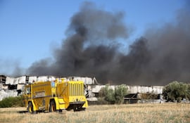 Una densa columna de humo negro se eleva desde un incendio en la zona donde se estrelló un avión de combate F-4 Phantom durante la exhibición aérea Athens Flying Week en Tanagra, Grecia, el 5 de septiembre de 2026.