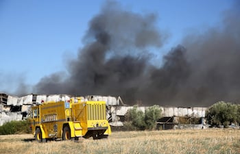 Una densa columna de humo negro se eleva desde un incendio en la zona donde se estrelló un avión de combate F-4 Phantom durante la exhibición aérea Athens Flying Week en Tanagra, Grecia, el 5 de septiembre de 2026.