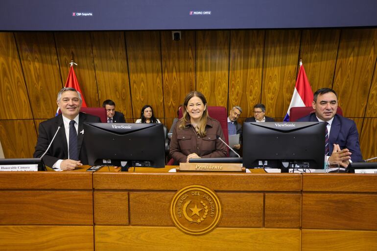 El ministro del MEC, Luis Ramírez junto a la presidenta de la CBP, la diputada Cristina Villalba y el director de la CBP, Ramón Duette.