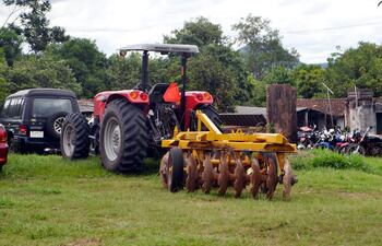 el-tractor-en-el-deposito-fiscal-de-caacupe-tras-su-incautacion-del-poder-de-campesinos-organizados-de-atyra-se-investiga-su-utilizacion-en-un-caso-213149000000-1685143.jpg