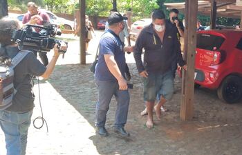 El joven Rony Alex Benítez, con tapabocas y descalzo, en el estacionamiento de la Fiscalía de Ciudad del Este.