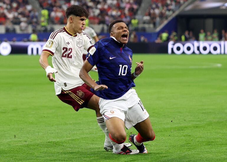 El francés Kylian Mbappé es disputado por el español Pau Cubarsí durante el partido de semifinales de la Copa Mundial de la FIFA 2026 entre Francia y España en el Dallas Stadium, en Arlington, Texas.