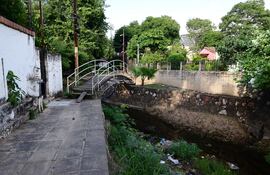 Vista del arroyo Las Mercedes, donde unas doce familias que vivien al borde podrían verse afectadas por inundaciones de no modificarse el proyecto de desagüe pluvial.