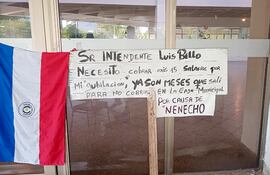Carteles de protesta de jubilados en la comuna capitalina.