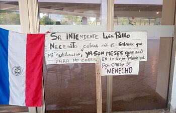 Carteles de protesta de jubilados en la comuna capitalina.