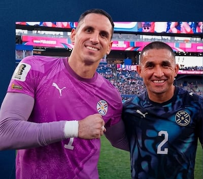 Roberto Junior Fernández (izquierda) y Víctor Gustavo Velázquez, futbolistas de Cerro Porteño en la selección paraguaya, durante la disputa del Mundial 2026.
