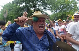 Un profesor llora durante una protesta contra un proyecto de ley para reformar el sistema de pensiones del sector público y elevar la edad de jubilación, junto a policías y militares retirados, cerca del Congreso en Asunción, el 10 de febrero de 2026.