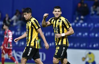 El delantero Iván Ramírez Ferreira (21 años) celebra el único tanto del partido acompañado por el también ofensivo César Miño (18).