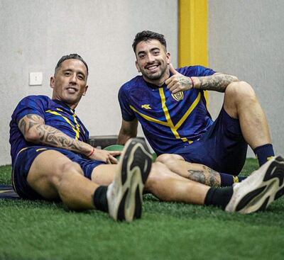 El experimentado atacante, Lucas Barrios junto al mediapunta Guillermo Hauché, del Sportivo Luqueño.