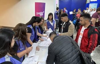 Trabajadores firman documentos este lunes, en el Aeropuerto Internacional Silvio Pettirossi en Luque (Paraguay). Un primer grupo de 45 trabajadores agrícolas de Paraguay partió a España como parte de un plan piloto previsto en un programa de Migración Circular suscrito por ambos países, que busca atender la alta demanda de mano de obra en la temporada de frutos rojos de Huelva, en la comunidad autónoma de Andalucía. EFE/ Ron González