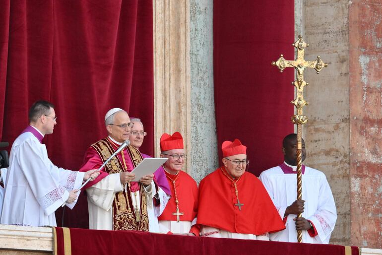 El recién elegido Papa León XIV (2-i), el cardenal Robert Francis Prevost de los EE. UU., se dirige a los fieles desde la cúpula central de la Basílica de San Pedro.