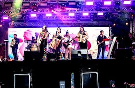 El festival en honor a San Blas arrancó anoche en la explanada de Catedral.