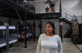 La guatemalteca Estefania Karina Cálel habla durante una entrevista con EFE en Ciudad Juárez (México). Durante el Gobierno de Andrés Manuel López Obrador, más de 13 millones de migrantes cruzaron la frontera entre México y Estados Unidos, siendo Ciudad Juárez y El Paso (Texas) algunos de los puntos más críticos en el flujo migratorio, según informó el director general de Coordinación de Oficinas de Representación del Instituto Nacional de Migración (INM), Héctor Martínez Castuera.