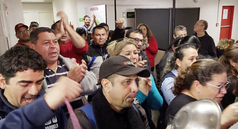 Manifestación de funcionarios municipales frente a la Intendencia de Asunción.