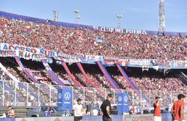 Los aficionados de Cerro Porteño, durante el encuentro ante Libertad por la penúltima fecha del torneo Clausura 2025.
