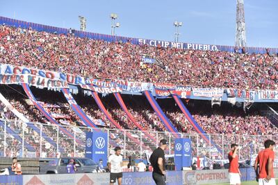 Los aficionados de Cerro Porteño, durante el encuentro ante Libertad por la penúltima fecha del torneo Clausura 2025.