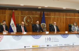 De izq. a der.: el titular de Diputados, Raúl Latorre; del Congreso, Basilio Núñez; el vicepresidente Pedro Alliana; el titular de la Corte, César Diesel, y la presidenta de la Corte IDH, Nancy Hernández.