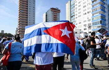 Una persona con una bandera de Cuba durante una protesta frente a la Embajada de los Estados Unidos en La Habana, el pasado viernes.