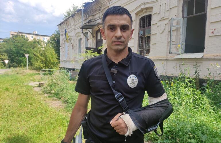 El agente de policía ucraniano Yakiv, con el brazo en cabestrillo por las heridas sufridas durante las torturas a las que fue sometido por las fuerzas rusas durante la ocupación de la localidad.