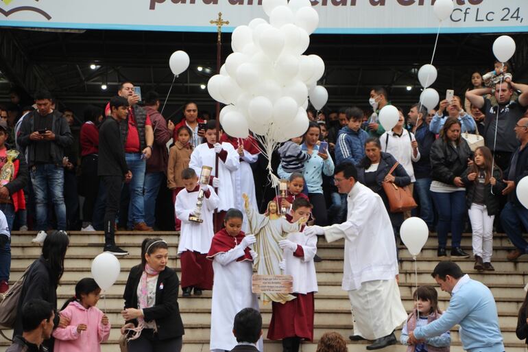 Con la concurrencia habitual de los fieles se desarrolló la santa misa dominical en la Basílica de Caacupé.