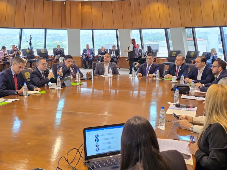 El ministro de Industria y Comercio, Marco Riquelme (1º i) hoy se reunión con varios diputados.