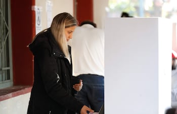 ARCHIVO. 07/06/2026.- Una persona asiste a un punto de votación durante la jornada de elecciones internas en Asunción (Paraguay).