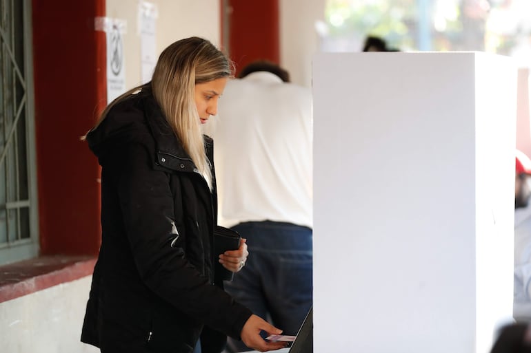 AME9300. ASUNCIÓN (PARAGUAY), 07/06/2026.- Una persona asiste a un punto de votación este domingo, durante la jornada de elecciones primarias en Asunción (Paraguay). EFE/ Juan Pablo Pino