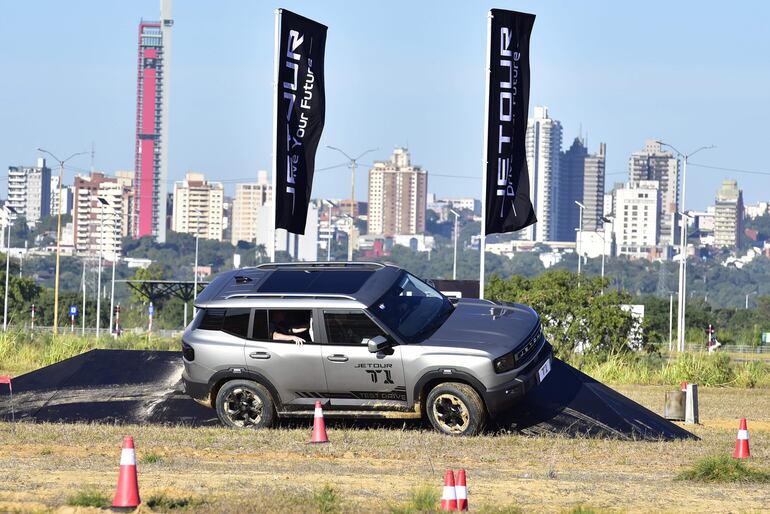 En la Costanera de Asunción, se montó un recorrido con distintos obstáculos para probar la T1 de Jetour.